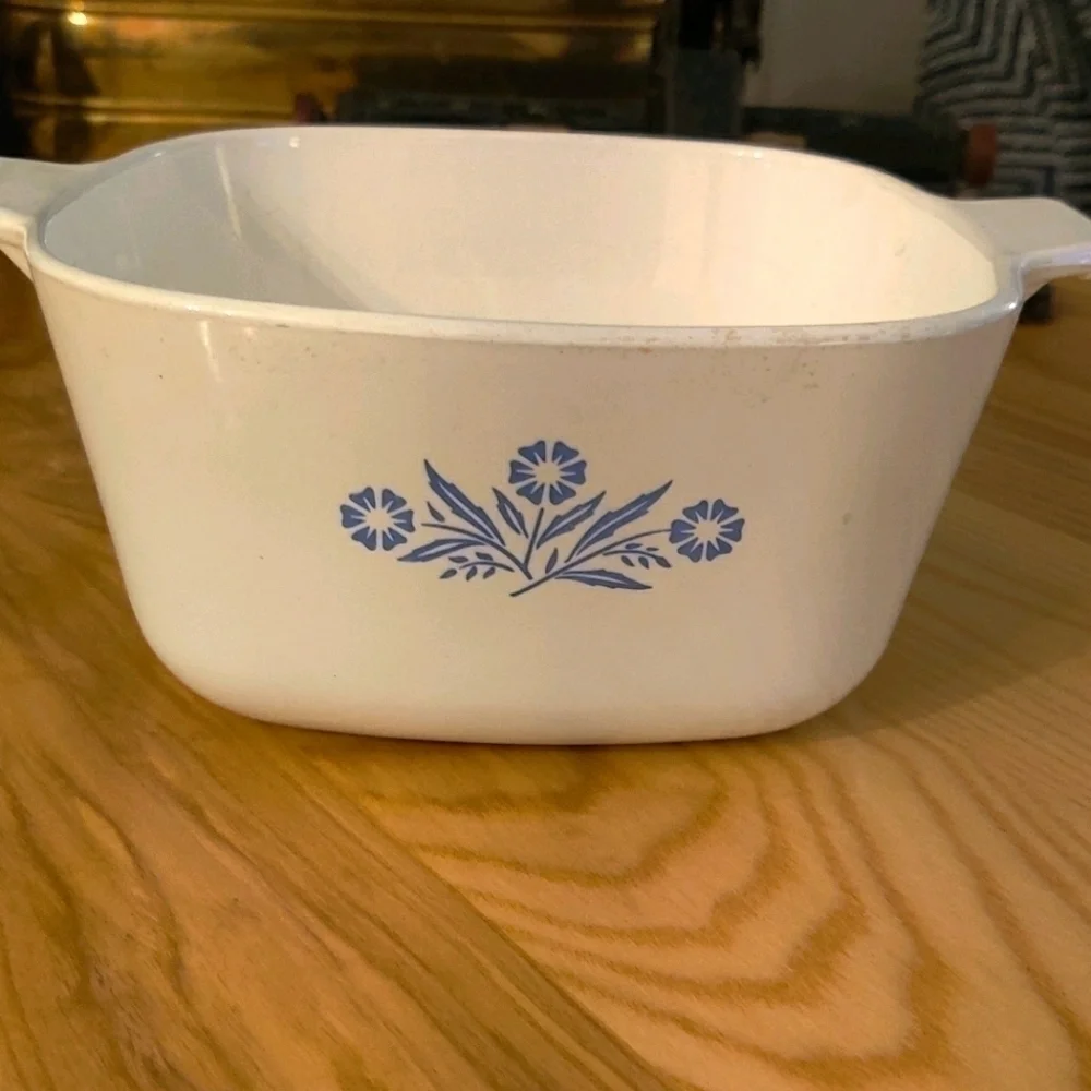 Corning Ware 1 3/4 qt Cornflower casserole dish